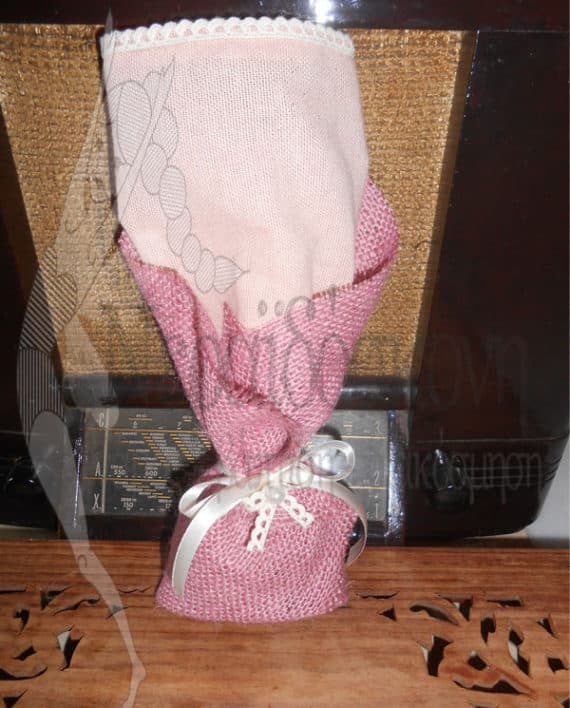 mpomponiera-pougi-me-linatsa-kai-dantela